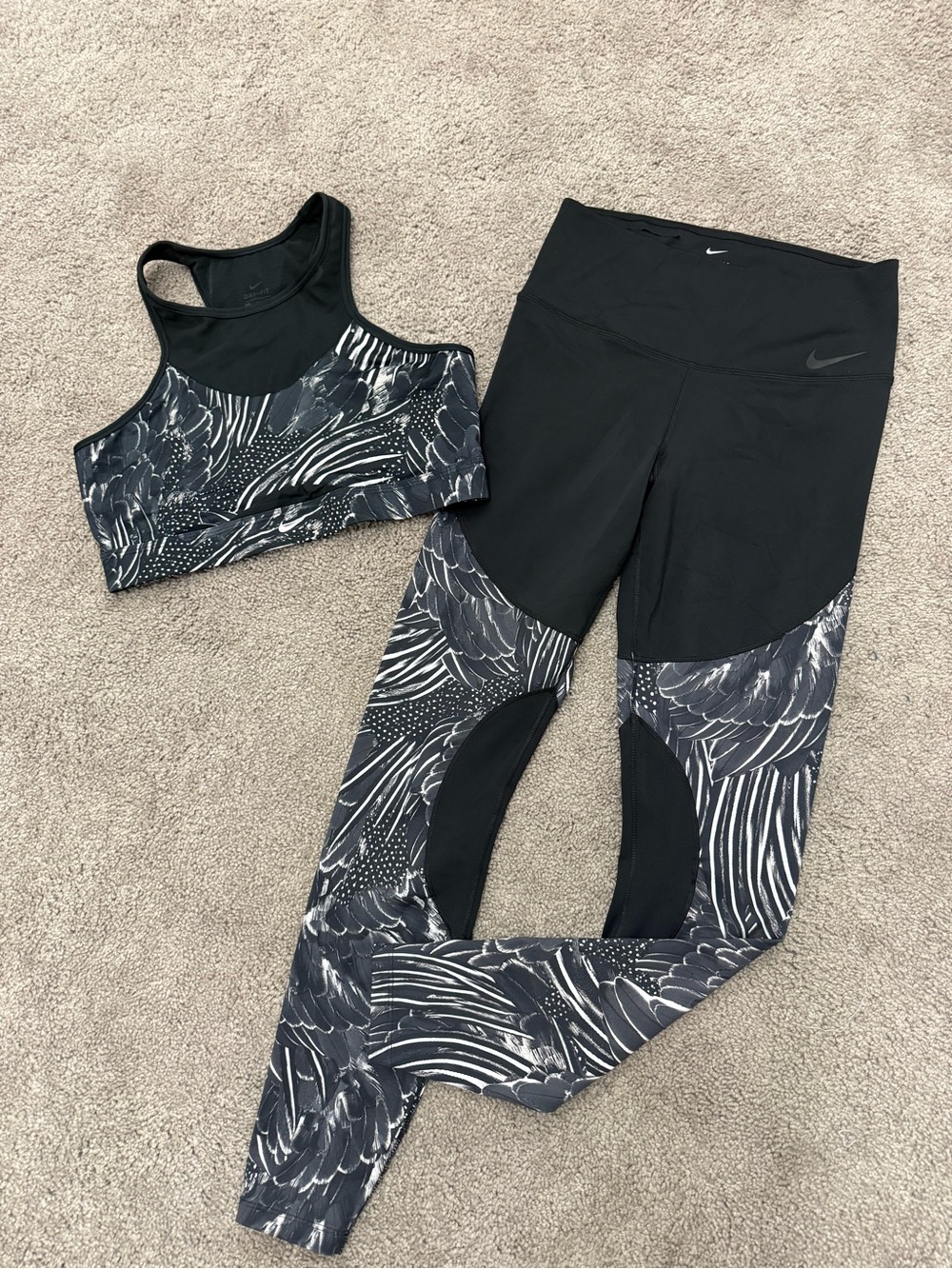 Womens Nike sz M Black & White Patterned Sports Bra and Leggings